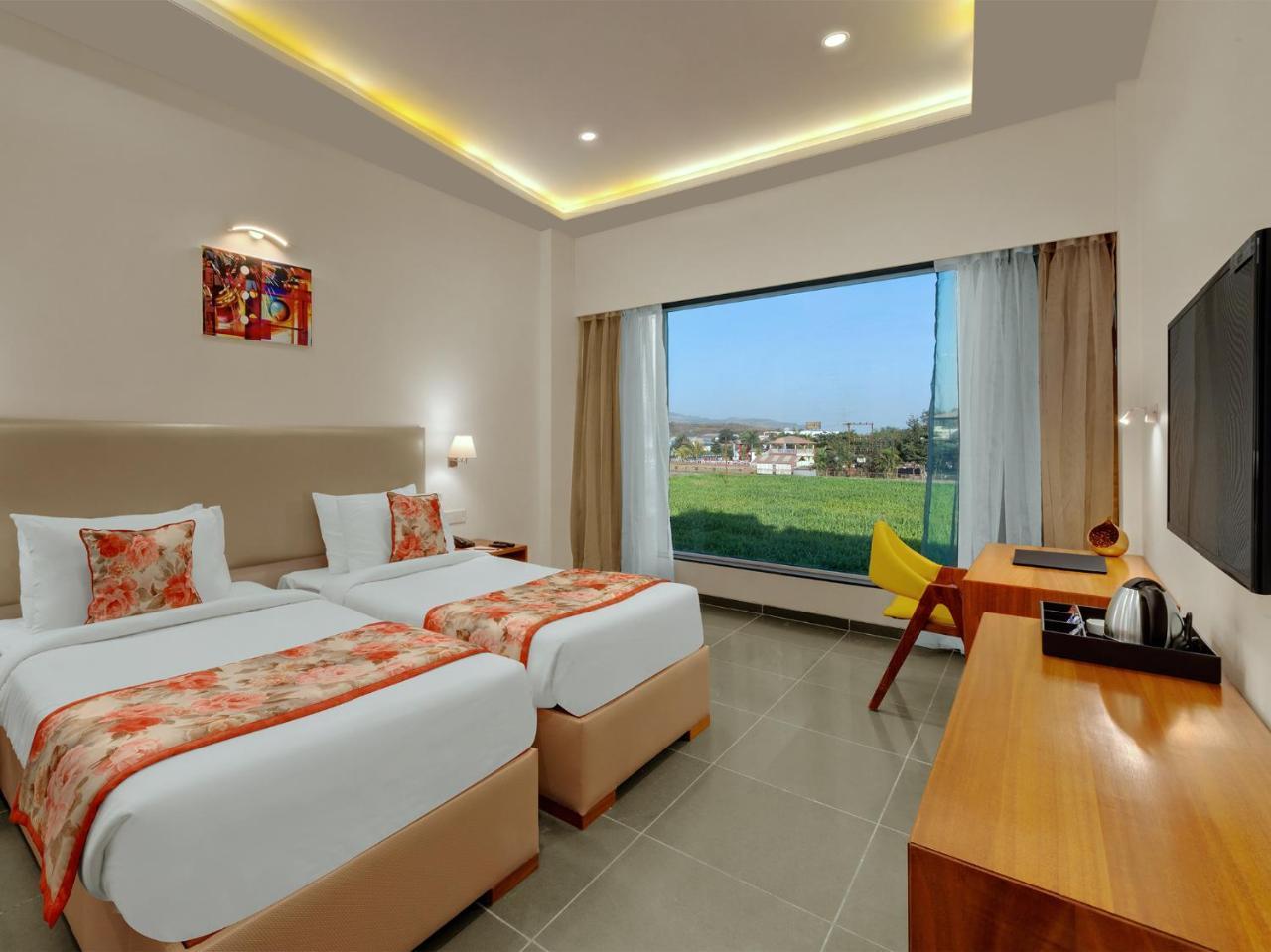 Viola Beacon Resort, Лонавала Экстерьер фото